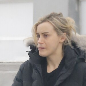 Exclusif - Taylor Schilling - Nabilla Benattia et son compagnon Thomas Vergara se rendent dans les studios Kaufman Astoria à New York, le 17 décembre 2016.