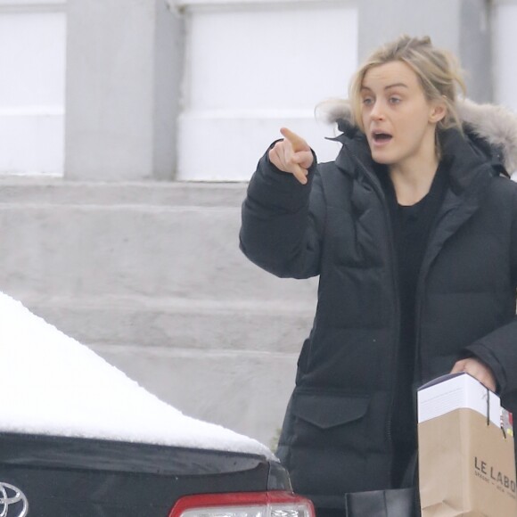 Exclusif - Taylor Schilling - Nabilla Benattia et son compagnon Thomas Vergara se rendent dans les studios Kaufman Astoria à New York, le 17 décembre 2016.