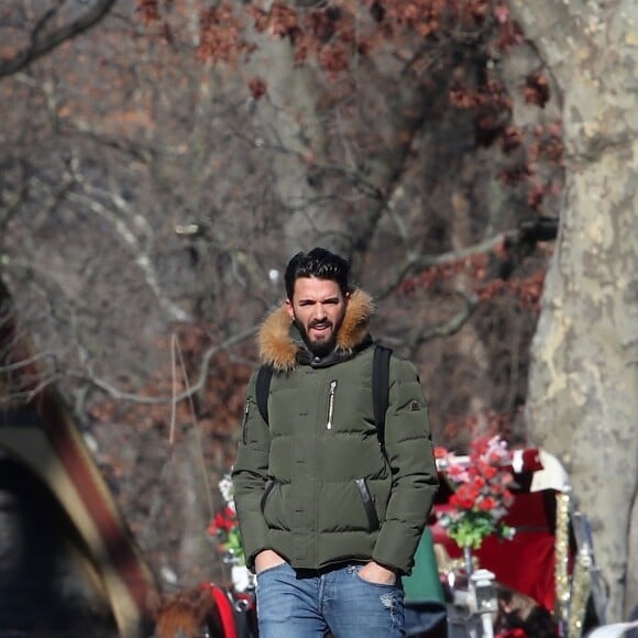 Exclusif - Nabilla Benattia et son compagnon Thomas Vergara lors de leur dernière journée à New York, le 19 décembre 2016.