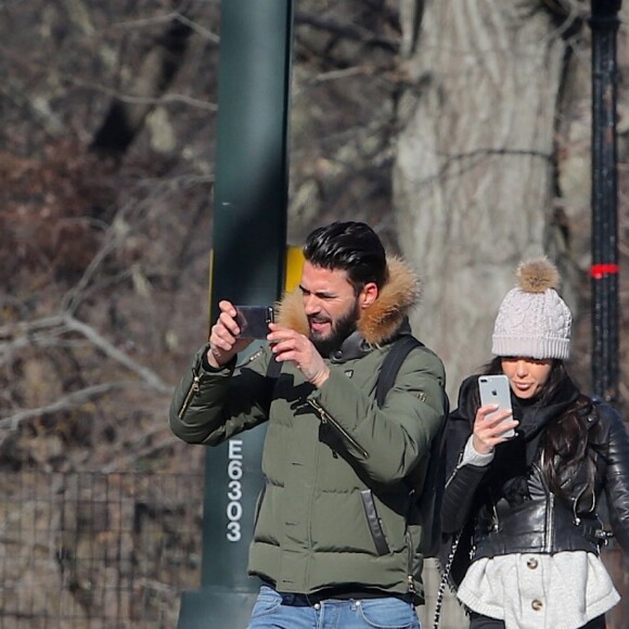 Exclusif - Nabilla Benattia et son compagnon Thomas Vergara lors de leur dernière journée à New York, le 19 décembre 2016.