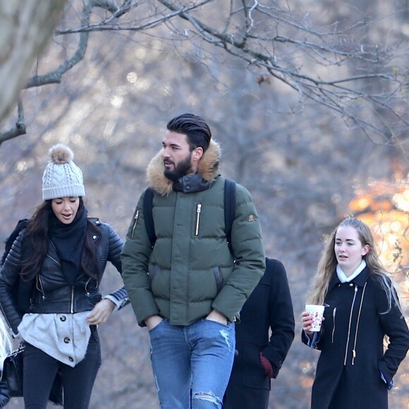 Exclusif - Nabilla Benattia et son compagnon Thomas Vergara lors de leur dernière journée à New York, le 19 décembre 2016.