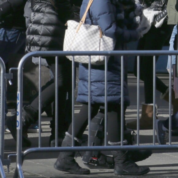 Exclusif - Nabilla Benattia et son compagnon Thomas Vergara lors de leur dernière journée à New York, le 19 décembre 2016.