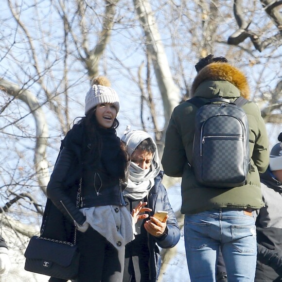 Exclusif - Nabilla Benattia et son compagnon Thomas Vergara lors de leur dernière journée à New York, le 19 décembre 2016.