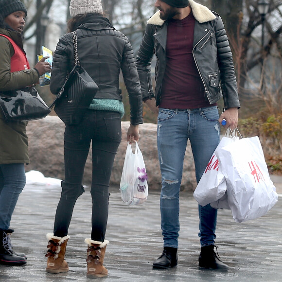 Exclusif - Nabilla Benattia et son compagnon Thomas Vergara à New York, le 18 décembre 2016.