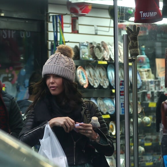 Exclusif - Nabilla Benattia et son compagnon Thomas Vergara à New York, le 18 décembre 2016.