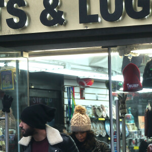 Exclusif - Nabilla Benattia et son compagnon Thomas Vergara à New York, le 18 décembre 2016.