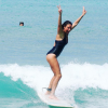 Clio Pajczer fait du surf en Guadeloupe. De belles photos d'elle qui ont malheureusement aussi soulevé des critiques. Janvier 2017.