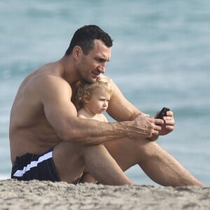 Hayden Panettiere avec son fiancé Wladimir Klitschko et leur fille Kaya se relaxent sur une plage de Miami le 2 décembre 2016