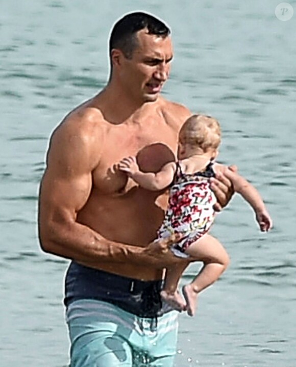 Wladimir Klitschko et sa fille Kaya à la plage à Miami le 20 septembre 2015.