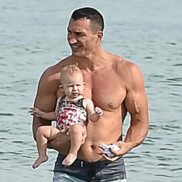 Wladimir Klitschko et sa fille Kaya à la plage à Miami le 20 septembre 2015.