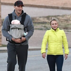 Hayden Panettiere et son compagnon Wladimir Klitschko se promènent avec leur fille Kaya à Nashville, le 7 mars 2015.