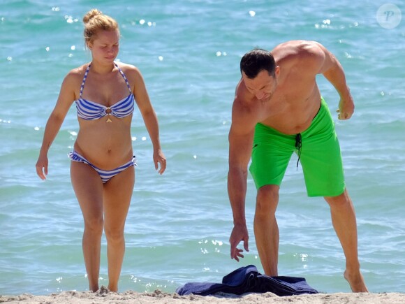 Hayden Panettiere est toute fière de montrer son joli petit ventre tout rond à la plage à Miami aux côtés de son chéri le boxeur Wladimir Klitschko Miami le 1 Août 2014