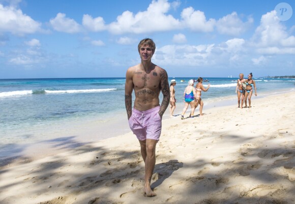 Justin Bieber discute avec des fans lors de ses vacances à La Barbade le 28 décembre 2016.