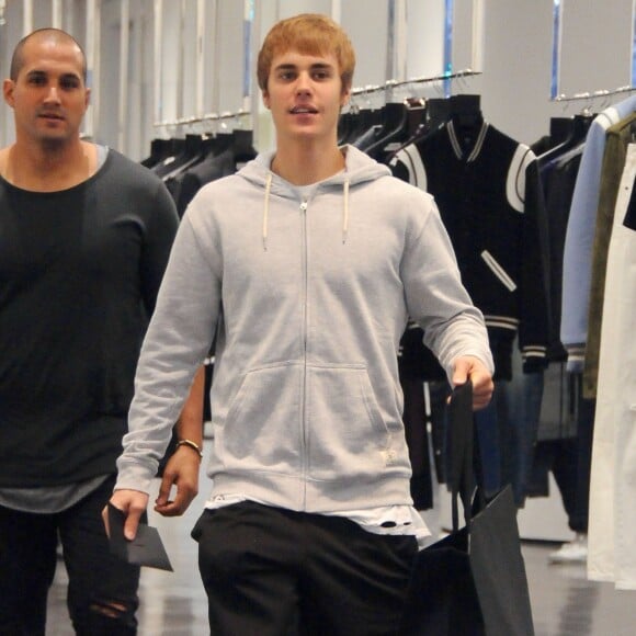 Justin Bieber fait du shopping dans les rues de Beverly Hills, le 13 décembre 2016