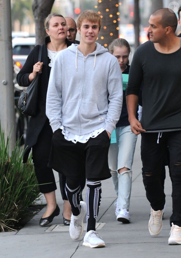 Justin Bieber fait du shopping dans les rues de Beverly Hills, le 13 décembre 2016