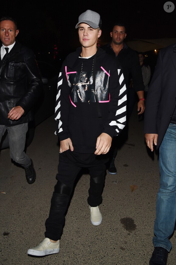 Justin Bieber arrive en boîte de nuit après les MTV Europe Music Awards 2015 à Milan, le 25 octobre 2015.
