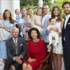 La famille royale de Suède photographiée en juillet 2016 au château de Solliden, sur l'île d'Öland. Autour du roi Carl XVI Gustaf et de la reine Silvia de Suède, de g. à dr. : la princesse Leonore et la princesse Madeleine, le prince Nicolas et Christopher O'Neill, le prince Oscar et la princesse Victoria, la princesse Estelle et le prince Daniel, et le prince Oscar avec ses parents la princesse Sofia et le prince Carl Philip. © Anna-Lena Ahlström / Kungahuset.se