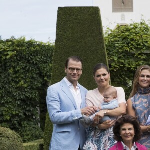 Le prince Daniel, le prince Oscar, la princesse Victoria, la princesse Madeleine, la princesse Leonore, Chris O'Neill, la princesse Sofia, le prince Alexander, le prince Carl Philip, la reine Silvia, la princesse Estelle et le roi Carl Gustav de Suède - La famille royale de Suède lors de la traditionnelle photo de famille dans le parc du palais Solliden sur l'île d'Öland le 15 juillet 2016.