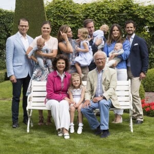 Le prince Daniel, le prince Oscar, la princesse Victoria, la princesse Madeleine, la princesse Leonore, Chris O'Neill, la princesse Sofia, le prince Alexander, le prince Carl Philip, la reine Silvia, la princesse Estelle et le roi Carl Gustav de Suède - La famille royale de Suède lors de la traditionnelle photo de famille dans le parc du palais Solliden sur l'île d'Öland le 15 juillet 2016.