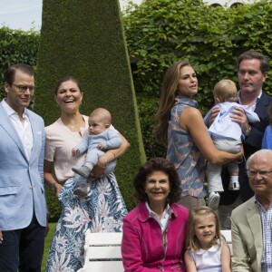 Le prince Daniel, le prince Oscar, la princesse Victoria, la princesse Madeleine, la princesse Leonore, Chris O'Neill, la princesse Sofia, le prince Alexander, le prince Carl Philip, la reine Silvia, la princesse Estelle et le roi Carl Gustav de Suède - La famille royale de Suède lors de la traditionnelle photo de famille dans le parc du palais Solliden sur l'île d'Öland le 15 juillet 2016.