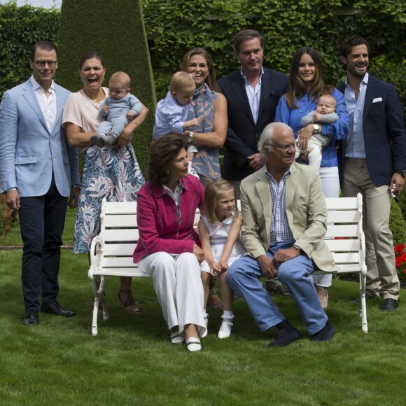 Le prince Daniel, le prince Oscar, la princesse Victoria, la princesse Madeleine, la princesse Leonore, Chris O'Neill, la princesse Sofia, le prince Alexander, le prince Carl Philip, la reine Silvia, la princesse Estelle et le roi Carl Gustav de Suède - La famille royale de Suède lors de la traditionnelle photo de famille dans le parc du palais Solliden sur l'île d'Öland le 15 juillet 2016.