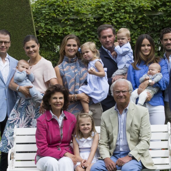 Le prince Daniel, le prince Oscar, la princesse Victoria, la princesse Madeleine, la princesse Leonore, Chris O'Neill, la princesse Sofia, le prince Alexander, le prince Carl Philip, la reine Silvia, la princesse Estelle et le roi Carl Gustav de Suède - La famille royale de Suède lors de la traditionnelle photo de famille dans le parc du palais Solliden sur l'île d'Öland le 15 juillet 2016.