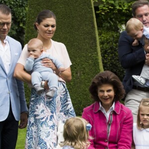 Le prince Daniel, le prince Oscar, la princesse Victoria, la princesse Madeleine, la princesse Leonore, Chris O'Neill, la princesse Sofia, le prince Alexander, le prince Carl Philip, la reine Silvia, la princesse Estelle et le roi Carl Gustav de Suède - La famille royale de Suède lors de la traditionnelle photo de famille dans le parc du palais Solliden sur l'île d'Öland le 15 juillet 2016.