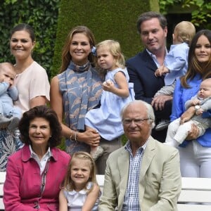 Le prince Daniel, le prince Oscar, la princesse Victoria, la princesse Madeleine, la princesse Leonore, Chris O'Neill, la princesse Sofia, le prince Alexander, le prince Carl Philip, la reine Silvia, la princesse Estelle et le roi Carl Gustav de Suède - La famille royale de Suède lors de la traditionnelle photo de famille dans le parc du palais Solliden sur l'île d'Öland le 15 juillet 2016.