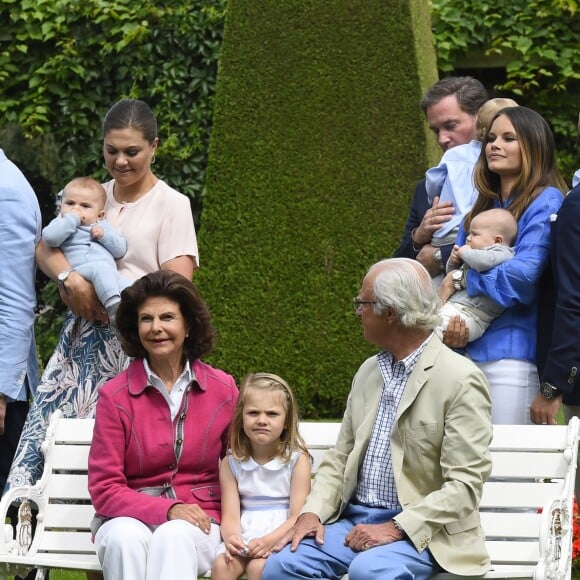 Le prince Daniel, le prince Oscar, la princesse Victoria, la princesse Madeleine, la princesse Leonore, Chris O'Neill, la princesse Sofia, le prince Alexander, le prince Carl Philip, la reine Silvia, la princesse Estelle et le roi Carl Gustav de Suède - La famille royale de Suède lors de la traditionnelle photo de famille dans le parc du palais Solliden sur l'île d'Öland le 15 juillet 2016.