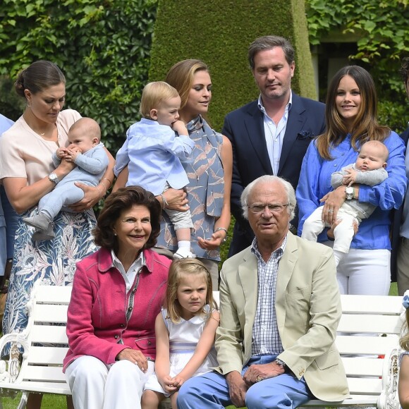 Le prince Daniel, le prince Oscar, la princesse Victoria, la princesse Madeleine, la princesse Leonore, Chris O'Neill, la princesse Sofia, le prince Alexander, le prince Carl Philip, la reine Silvia, la princesse Estelle et le roi Carl Gustav de Suède - La famille royale de Suède lors de la traditionnelle photo de famille dans le parc du palais Solliden sur l'île d'Öland le 15 juillet 2016.