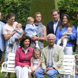 Le prince Daniel, le prince Oscar, la princesse Victoria, la princesse Madeleine, la princesse Leonore, Chris O'Neill, la princesse Sofia, le prince Alexander, le prince Carl Philip, la reine Silvia, la princesse Estelle et le roi Carl Gustav de Suède - La famille royale de Suède lors de la traditionnelle photo de famille dans le parc du palais Solliden sur l'île d'Öland le 15 juillet 2016.