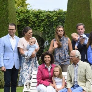 Le prince Daniel, le prince Oscar, la princesse Victoria, la princesse Madeleine, la princesse Leonore, Chris O'Neill, la princesse Sofia, le prince Alexander, le prince Carl Philip, la reine Silvia, la princesse Estelle et le roi Carl Gustav de Suède - La famille royale de Suède lors de la traditionnelle photo de famille dans le parc du palais Solliden sur l'île d'Öland le 15 juillet 2016.