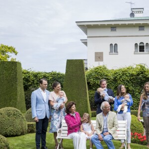 Le prince Daniel, le prince Oscar, la princesse Victoria, la princesse Madeleine, la princesse Leonore, Chris O'Neill, la princesse Sofia, le prince Alexander, le prince Carl Philip, la reine Silvia, la princesse Estelle et le roi Carl Gustav de Suède - La famille royale de Suède lors de la traditionnelle photo de famille dans le parc du palais Solliden sur l'île d'Öland le 15 juillet 2016.