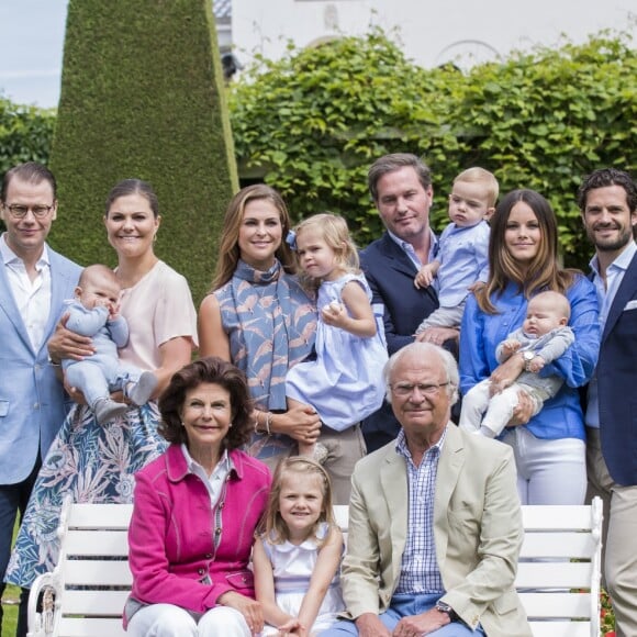 Le prince Daniel, le prince Oscar, la princesse Victoria, la princesse Madeleine, la princesse Leonore, Chris O'Neill, la princesse Sofia, le prince Alexander, le prince Carl Philip, la reine Silvia, la princesse Estelle et le roi Carl Gustav de Suède - La famille royale de Suède lors de la traditionnelle photo de famille dans le parc du palais Solliden sur l'île d'Öland le 15 juillet 2016.