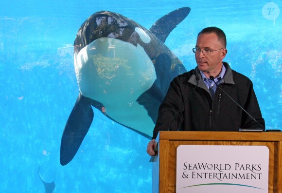 Jim Atchison, président de CEO SeaWorld Parks & Entertainment, durant une conférence de presse à SeaWorld le 26 février 2010, juste après la mort de Dawn Brancheau.