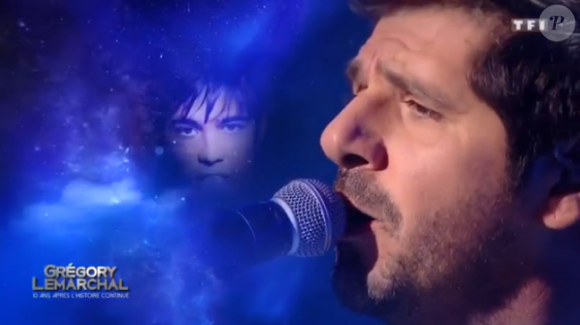 Image de la soirée Grégory Lemarchal : Dix ans après, l'histoire continue, le 7 janvier 2017 au Zénith de Paris et sur TF1, au cours de laquelle Patrick Fiori a interprété - accompagné au piano par Yvan Cassar - Pour mieux s'aimer, chanson inédite de Grégory Lemarchal.