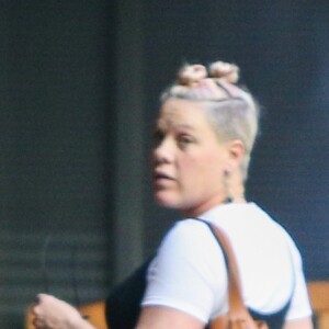 Exclusif - Prix spécial - La chanteuse Pink enceinte de son deuxième enfant se promène avec sa fille Willow dans les rues de Beverly Hills le 2 décembre 2016. Veuillez pixeliser le visage de l'enfant avant publication.01/12/2016 - Beverly Hills