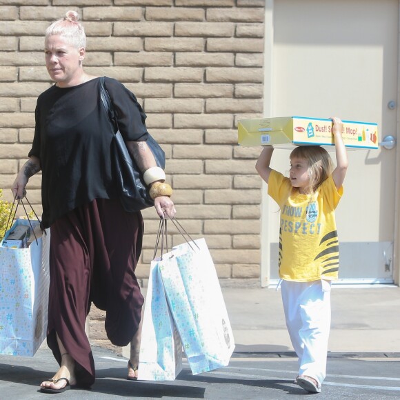 Exclusif - La chanteuse Pink, sans maquillage, achète des jouets avec sa fille Willow à Santa Monica, le 24 juin 2016.