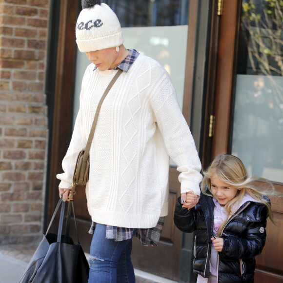 La chanteuse Pink quitte son hôtel avec sa fille Willow à New York le 4 décembre 2015.