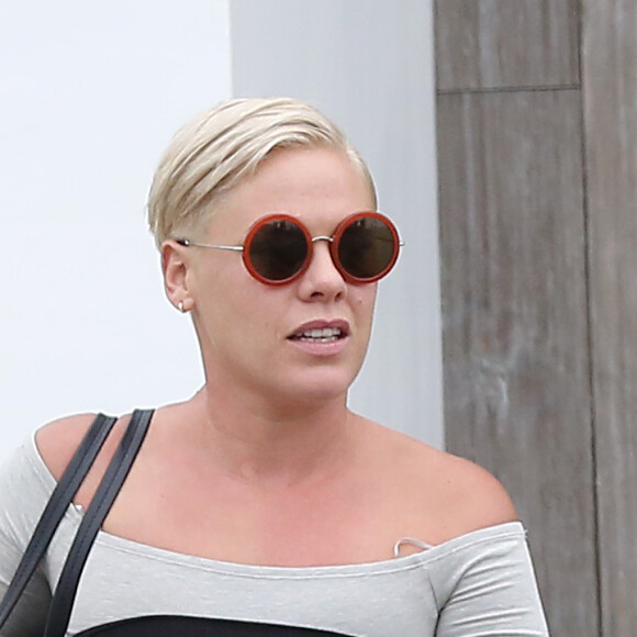 Exclusif - La chanteuse Pink, dont la rumeur dit qu'elle serait à nouveau enceinte, et son mari Carey Hart sont allés déjeuner dans un restaurant à Venice. Le 21 août 2015