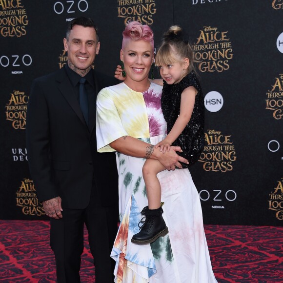 Pink, son mari Carey Hart et leur fille Willow à la première de "Alice de l'autre côté du miroir" au théâtre El Capitan à Los Angeles le 23 mai 2016.