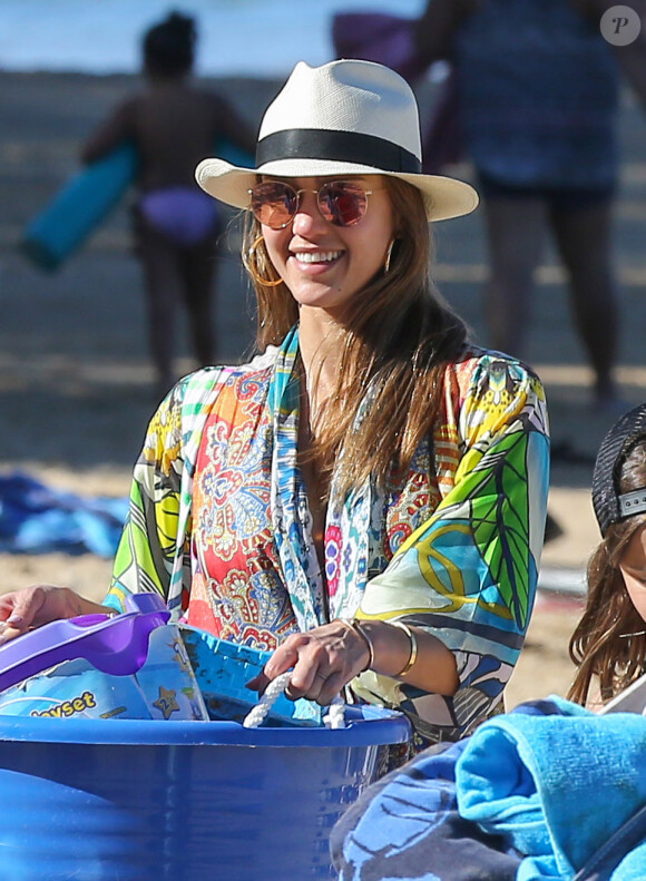 Exclusif - Prix Spécial - No Web - Jessica Alba, en bikini, et ses filles lors de leurs vacances à Hawaï avec des amis le 1er janvier 2017. Merci de masquer le visage des enfants lors de la publication  Actress Jessica Alba was't shy about showing off her incredible figure in a bikini top during a family outing with her two daughters Haven and Warren and a group of friends in Hawaii on January 1, 2016.01/01/2017 - Hawaï