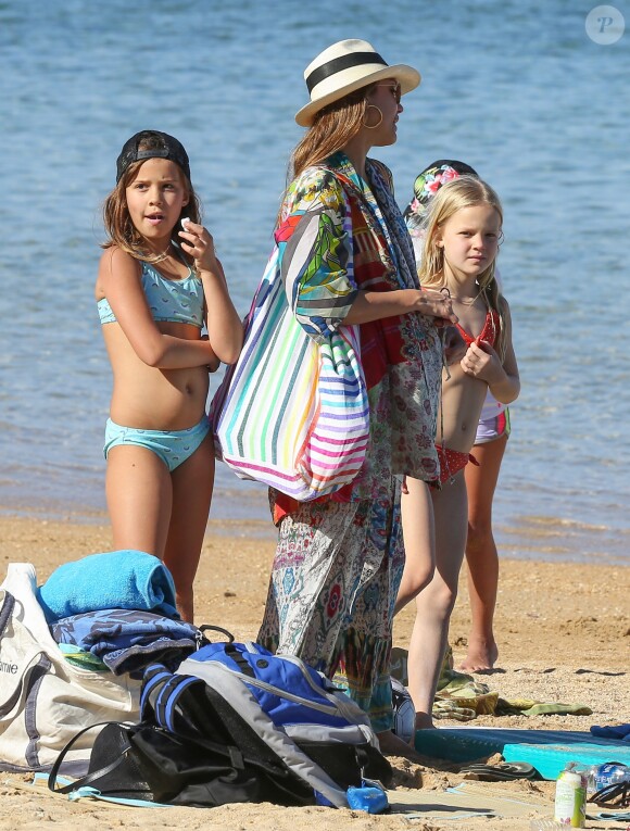 Exclusif - Prix Spécial - No Web - Honor Warren - Jessica Alba, en bikini, et ses filles lors de leurs vacances à Hawaï avec des amis le 1er janvier 2017. Merci de masquer le visage des enfants lors de la publication  Actress Jessica Alba was't shy about showing off her incredible figure in a bikini top during a family outing with her two daughters Haven and Warren and a group of friends in Hawaii on January 1, 2016.01/01/2017 - Hawaï