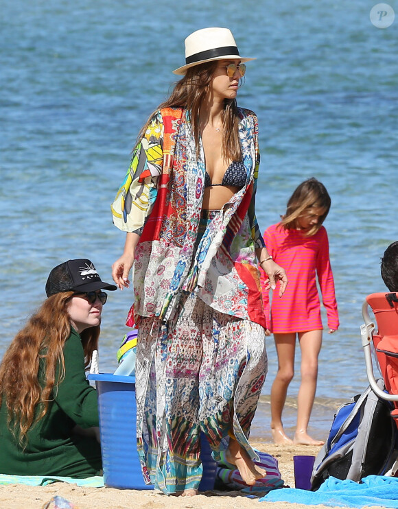 Exclusif - Prix Spécial - No Web - Jessica Alba, en bikini, et ses filles lors de leurs vacances à Hawaï avec des amis le 1er janvier 2017. Merci de masquer le visage des enfants lors de la publication  Actress Jessica Alba was't shy about showing off her incredible figure in a bikini top during a family outing with her two daughters Haven and Warren and a group of friends in Hawaii on January 1, 2016.01/01/2017 - Hawaï