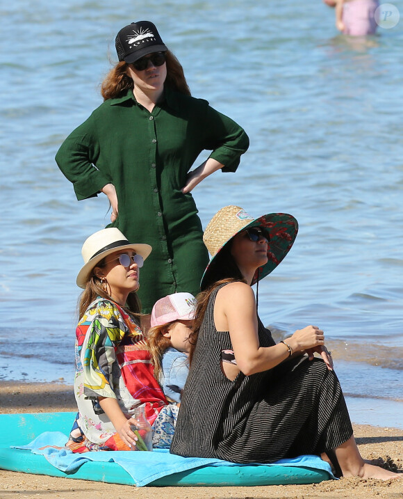 Exclusif - Prix Spécial - No Web - Haven Warren - Jessica Alba, en bikini, et ses filles lors de leurs vacances à Hawaï avec des amis le 1er janvier 2017. Merci de masquer le visage des enfants lors de la publication  Actress Jessica Alba was't shy about showing off her incredible figure in a bikini top during a family outing with her two daughters Haven and Warren and a group of friends in Hawaii on January 1, 2016.01/01/2017 - Hawaï