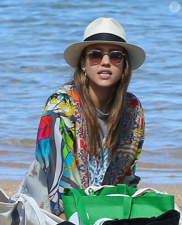 Exclusif - Prix Spécial - No Web - Jessica Alba, en bikini, et ses filles lors de leurs vacances à Hawaï avec des amis le 1er janvier 2017. Merci de masquer le visage des enfants lors de la publication  Actress Jessica Alba was't shy about showing off her incredible figure in a bikini top during a family outing with her two daughters Haven and Warren and a group of friends in Hawaii on January 1, 2016.01/01/2017 - Hawaï