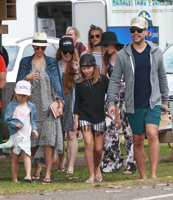 Exclusif - No Web - Merci de flouter le visage des enfants avant publication - Jessica Alba en famille avec son mari Cash Warren et ses filles Honor et Haven profitent de leur journée à Hawaï le 30 décembre 2016  Actress Jessica Alba and her family enjoy a sightseeing day in Hawaii on December 30, 2016. The group posed for some photos in front of the mountain view and then did some shopping. After a day out, Jessica and her daughters stopped to get some shaved ice before joining her husband Cash.30/12/2016 - Hawaï