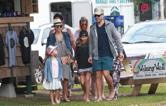 Exclusif - No Web - Merci de flouter le visage des enfants avant publication - Jessica Alba en famille avec son mari Cash Warren et ses filles Honor et Haven profitent de leur journée à Hawaï le 30 décembre 2016  Actress Jessica Alba and her family enjoy a sightseeing day in Hawaii on December 30, 2016. The group posed for some photos in front of the mountain view and then did some shopping. After a day out, Jessica and her daughters stopped to get some shaved ice before joining her husband Cash.30/12/2016 - Hawaï