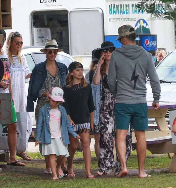 Exclusif - No Web - Merci de flouter le visage des enfants avant publication - Jessica Alba en famille avec son mari Cash Warren et ses filles Honor et Haven profitent de leur journée à Hawaï le 30 décembre 2016  Actress Jessica Alba and her family enjoy a sightseeing day in Hawaii on December 30, 2016. The group posed for some photos in front of the mountain view and then did some shopping. After a day out, Jessica and her daughters stopped to get some shaved ice before joining her husband Cash.30/12/2016 - Hawaï