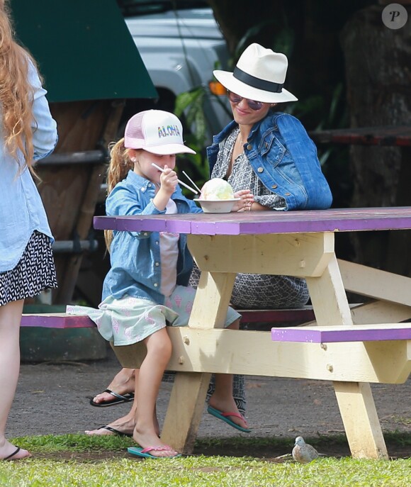 Exclusif - No Web - Merci de flouter le visage des enfants avant publication - Jessica Alba en famille avec son mari Cash Warren et ses filles Honor et Haven profitent de leur journée à Hawaï le 30 décembre 2016  Actress Jessica Alba and her family enjoy a sightseeing day in Hawaii on December 30, 2016. The group posed for some photos in front of the mountain view and then did some shopping. After a day out, Jessica and her daughters stopped to get some shaved ice before joining her husband Cash.30/12/2016 - Hawaï